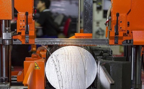 南丹立式金属带锯床切削出现跑带故障解决方法！